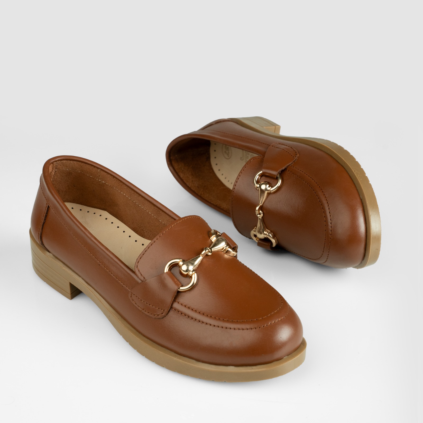 شوز حريمي جلد طبيعي لون هافان بنعل بلوتان طبي وطري مع كعب 3 سم